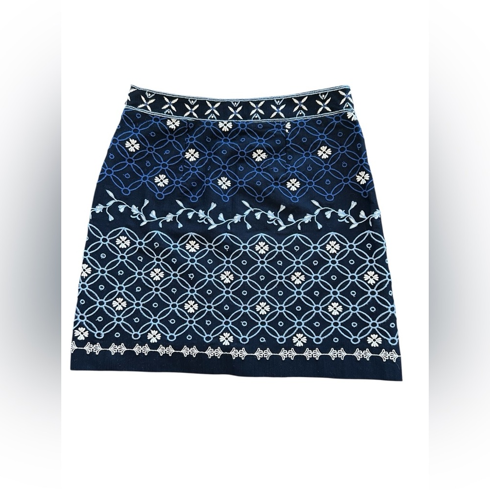 SOLD💙 EUC ANN TAYLOR LOFT Embroidered Navy Blue Skirt | Size 4 - Picture 3 of 10